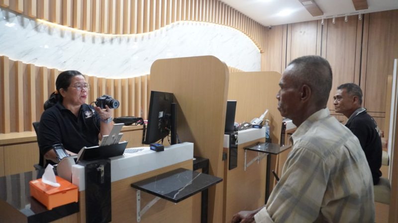 Petugas Imigrasi Karimun memberikan layanan pembuatan Paspor Simpatik kepada pemohon di Kantor Imigrasi Karimun. FOTO: Humas Imigrasi Karimun