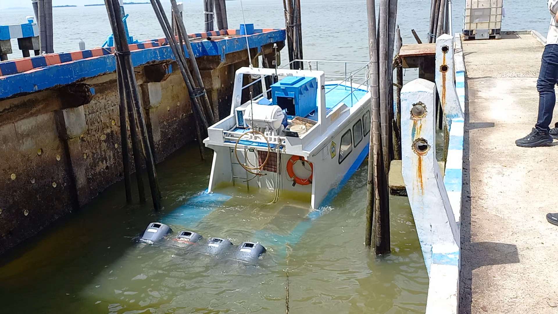 Diterjang Cuaca Ekstrem, Kapal Karimun 2 Milik Pemkab Karimun Kandas di Pelantar Pinang Sebatang. FOTO: ricky/kepriheadline.id