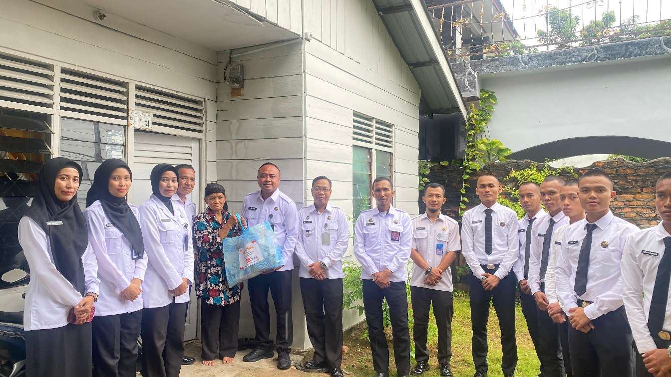 Rutan Karimun Gelar Bakti Sosial, Salurkan 10 Paket Sembako untuk Warga dan Pensiunan. 