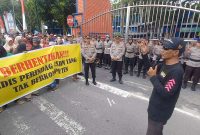 Protes Kelangkaan Bahan Pokok, Ratusan Warga Gelar Aksi Damai di BC Kepri dan Kantor Bupati Karimun. FOTO: Istimewa