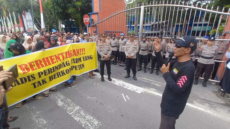 Protes Kelangkaan Bahan Pokok, Ratusan Warga Gelar Aksi Damai di BC Kepri dan Kantor Bupati Karimun. FOTO: Istimewa
