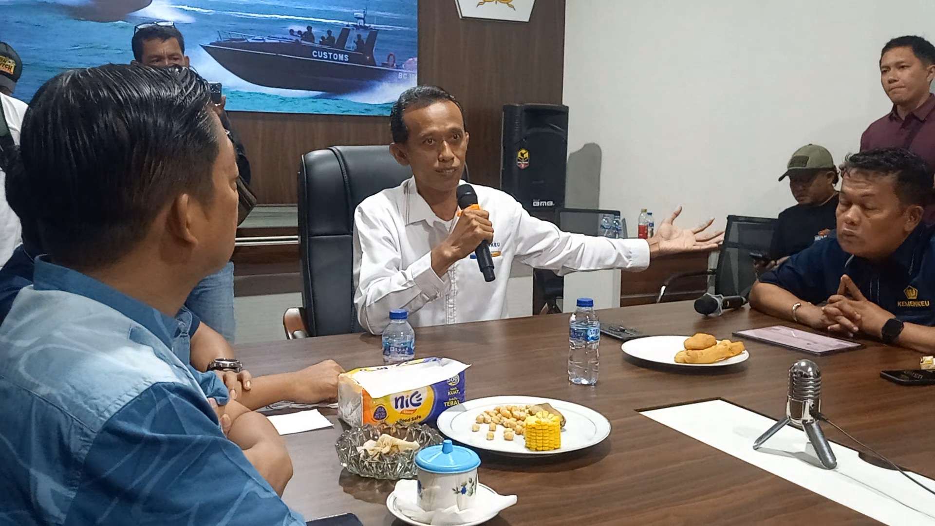Kakanwil DJBC Khusus Kepulauan Riau Adhang bermediasi bersama perwakilan masyarakat. FOTO: ricky/kepriheadline.id