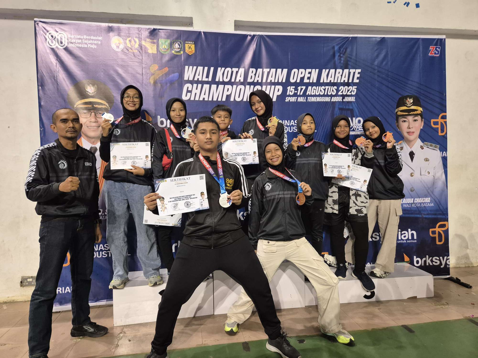 Tim karate Satria 801 Karimun berhasil menorehkan prestasi gemilang pada ajang Walikota Batam Open Karate Championship 2025.