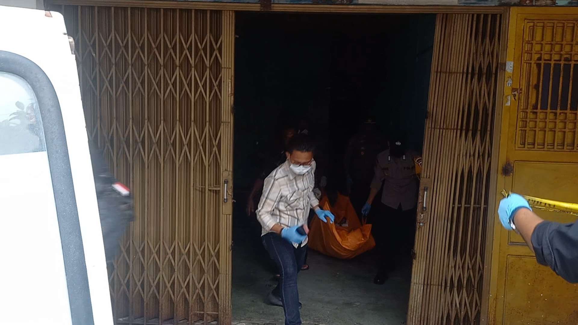 Polisi evakuasi mayat Su dari Ruko di Jalan Nusantara Karimun. FOTO: ricky/kepriheadline.id
