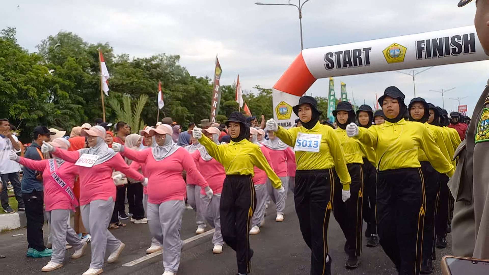 Bupati Karimun Lepas 132 Regu Lomba Gerak Jalan HUT ke-80 RI.