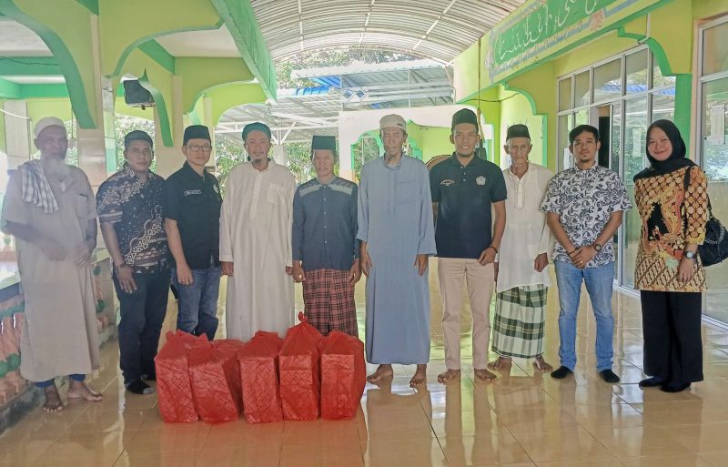 Jumat Berkah, Ikatan Karyawan Timah Area Kundur Bagikan 100 Nasi Kotak di Dua Mesjid di Pulau Kundur 