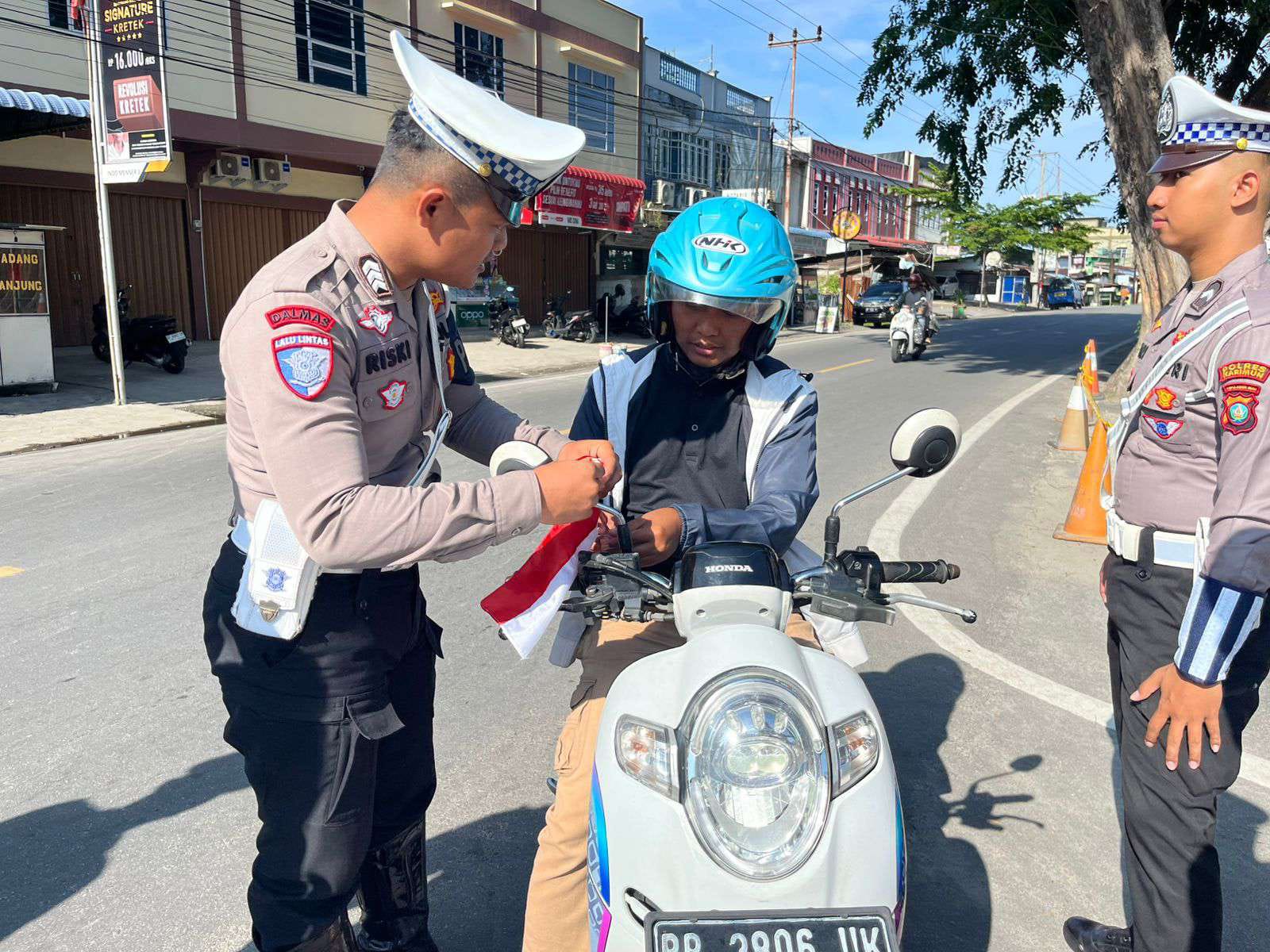Sambut HUT ke-80 RI, Satlantas Polres Karimun Bagikan Bendera Merah Putih ke Pengendara