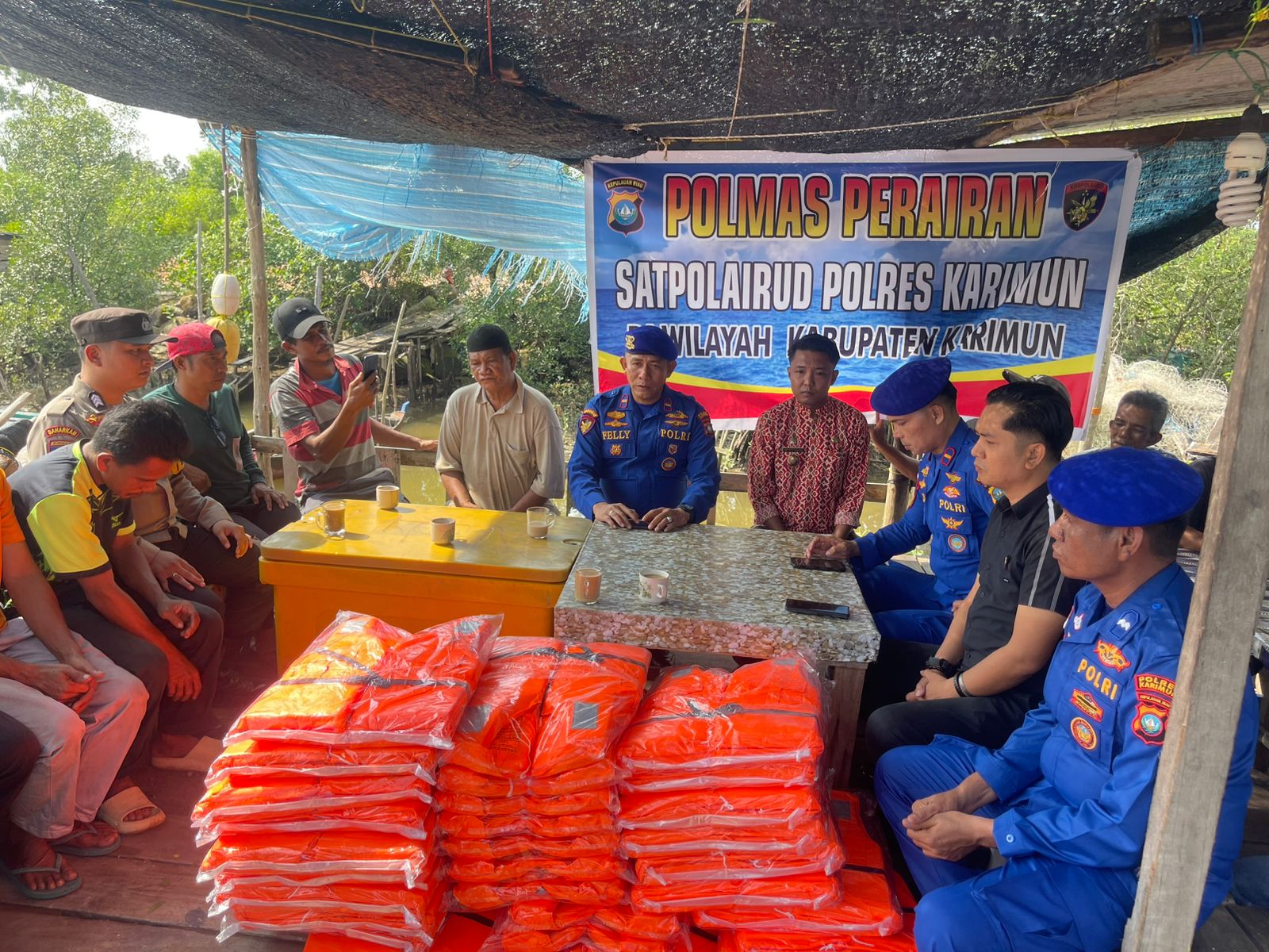 Satpolairud Polres Karimun Bagikan Jaket Pelampung kepada Nelayan di Teluk Uma