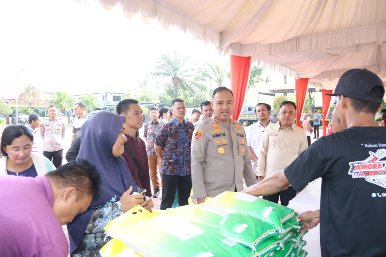 Polres Karimun Gelar Pasar Murah, Warga Antusias Dapatkan Sembako Terjangkau
