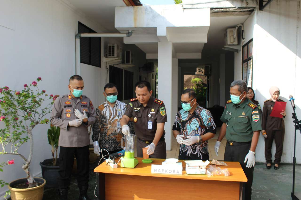 Cabjari Tanjungbatu Musnahkan Barang Bukti Narkoba hingga Pakaian Sitaan