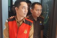 Kades Perayun Tarub Murdiono digiring Jaksa keluar dari Kantor Desa Perayun.