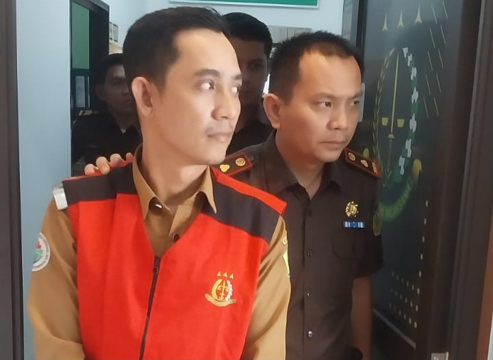 Kades Perayun Tarub Murdiono digiring Jaksa keluar dari Kantor Desa Perayun.