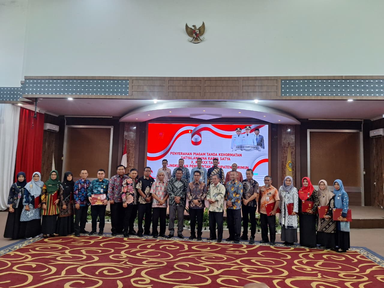 Bupati Karimun Serahkan Satyalancana Karya Satya kepada 149 ASN.