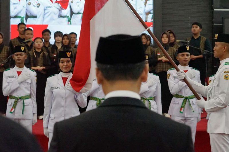 Bupati Karimun Iskandarsyah mengkukuhkan 32 Anggota Paskibraka Kabupaten Karimun yang akan bertugas mengibarkan Sang Saka saat peringatan HUT RI ke-80 Besok. FOTO: Prokopim Kabupaten Karimun