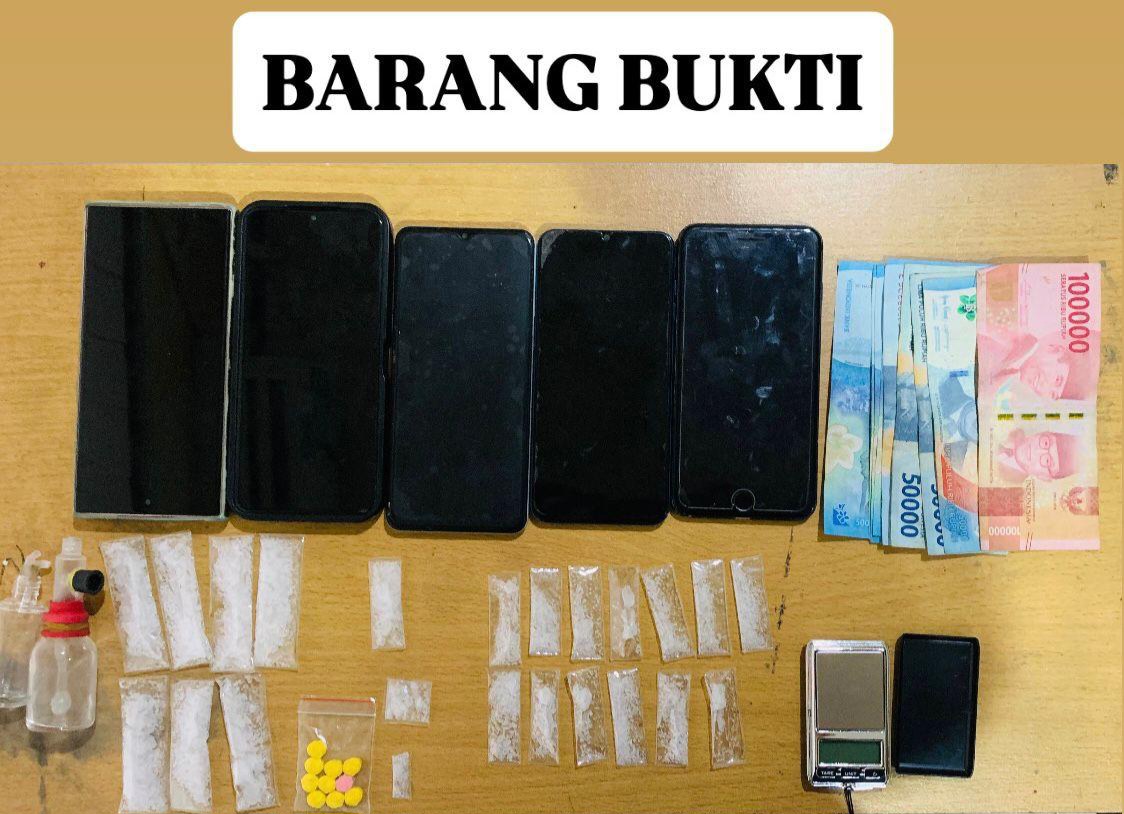 Barang bukti yang diamankan dari tangan tersangka peredaran narkoba di Kundur.