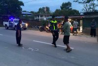 Petugas SatLantas Polres Karimun melakukan Olah Tempat Kejadian (TKP) di Jalan Letjen Soeprapto. FOTO: Dokumen Polisi