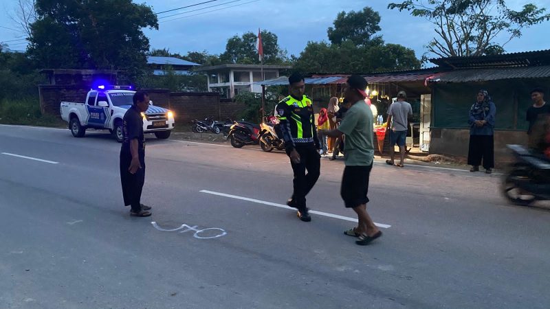 Petugas SatLantas Polres Karimun melakukan Olah Tempat Kejadian (TKP) di Jalan Letjen Soeprapto. FOTO: Dokumen Polisi