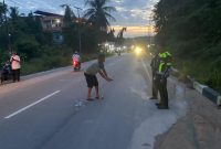 Polisi melakukan olah TKP di lokasi kecelakaan di Jalan Letjen Suprapto.