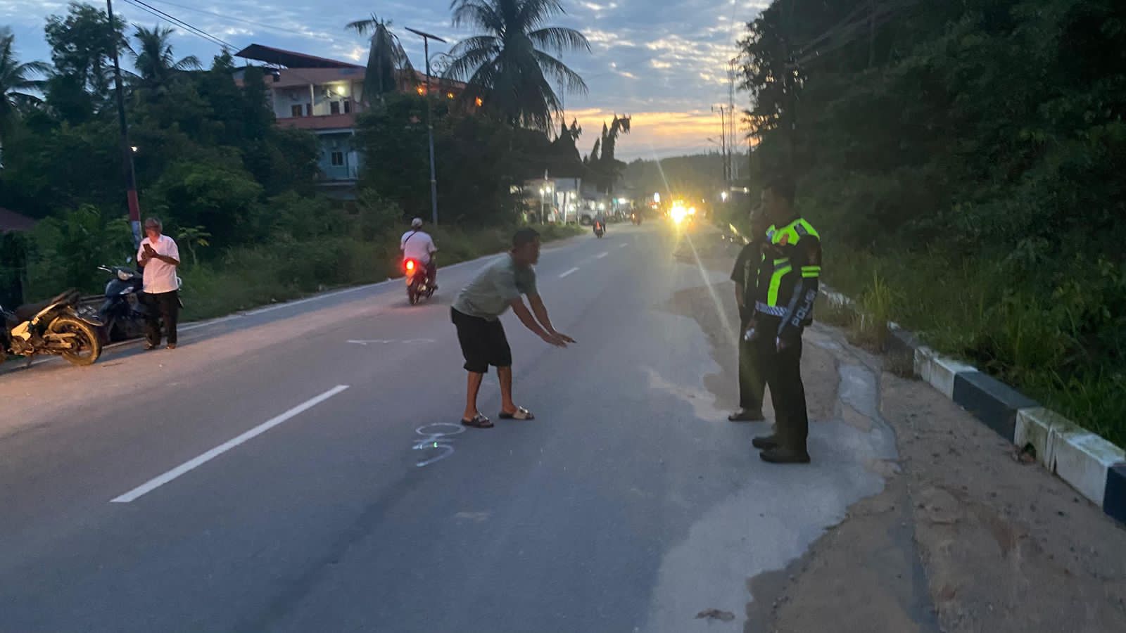 Polisi melakukan olah TKP di lokasi kecelakaan di Jalan Letjen Suprapto. 