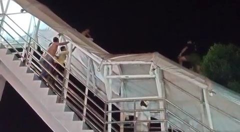 Aksi Pria di Karimun Hendak Lompat dari JPO Berhasil Digagalkan Polisi dan Warga
