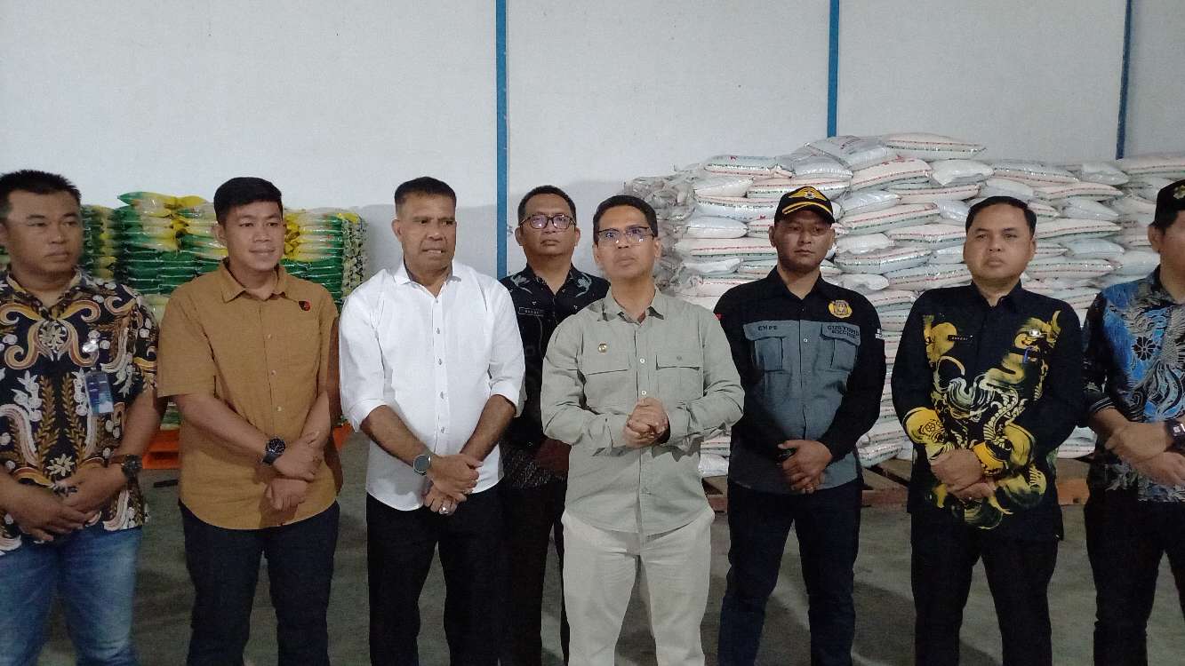 Bupati Iskandarsyah Tinjau Gudang Bulog, Pastikan Stok Beras di Karimun Terkendali.