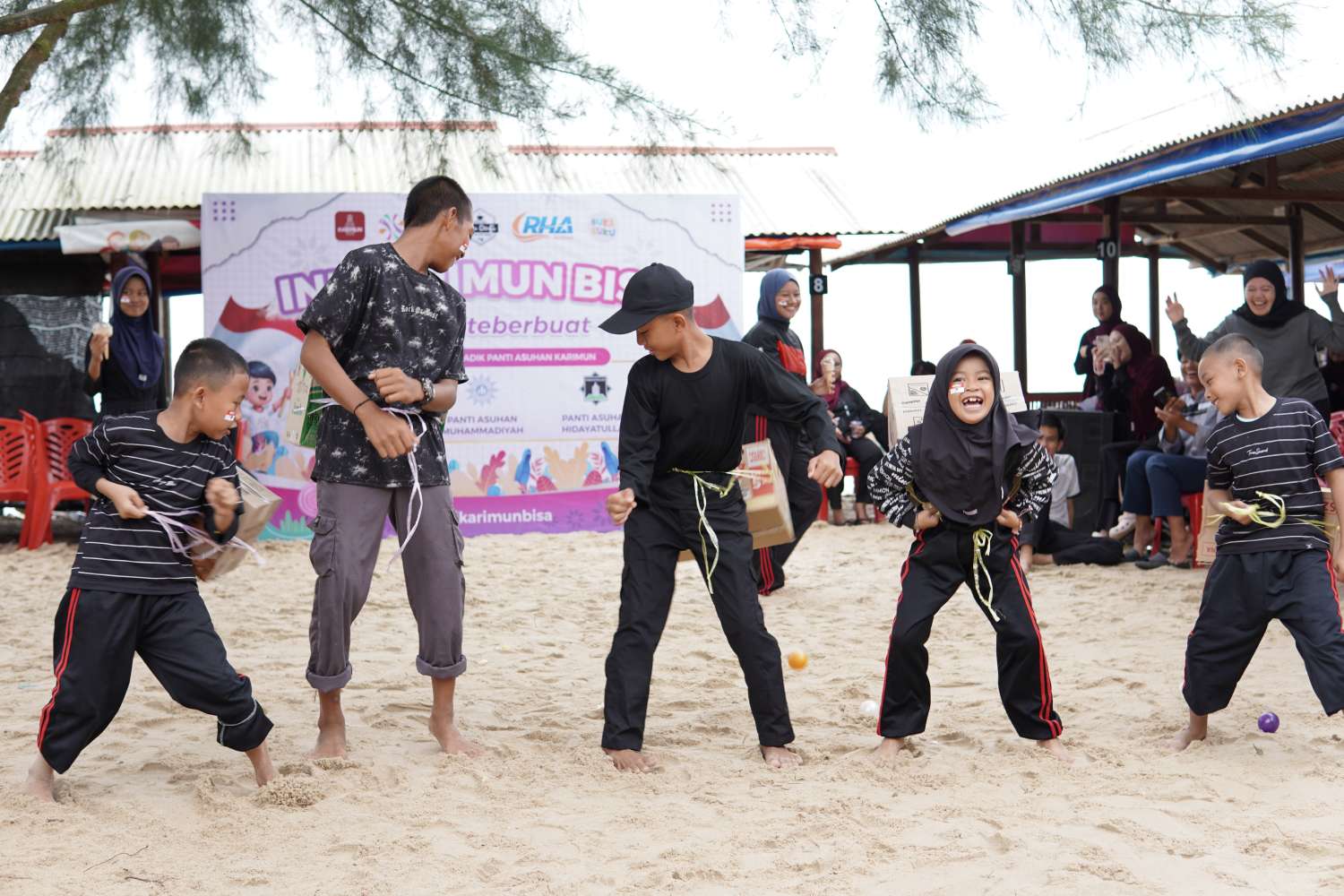 Keseruan anak-anak panti asuhan mengikuti rangkaian lomba Keceriaan Agustus dalam Project Bahagia Ini Karimun Bisa. FOTO: Ari/Inikarimun