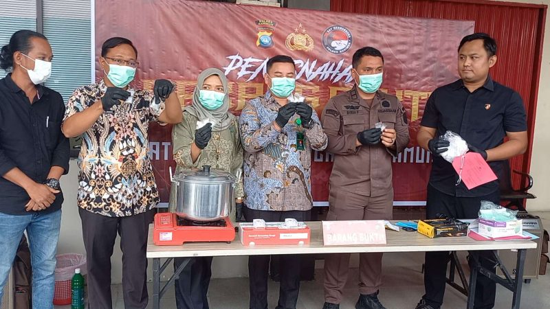 Polisi Rebus 83 Paket Sabu Hasil Penindakan dan Temuan Warga