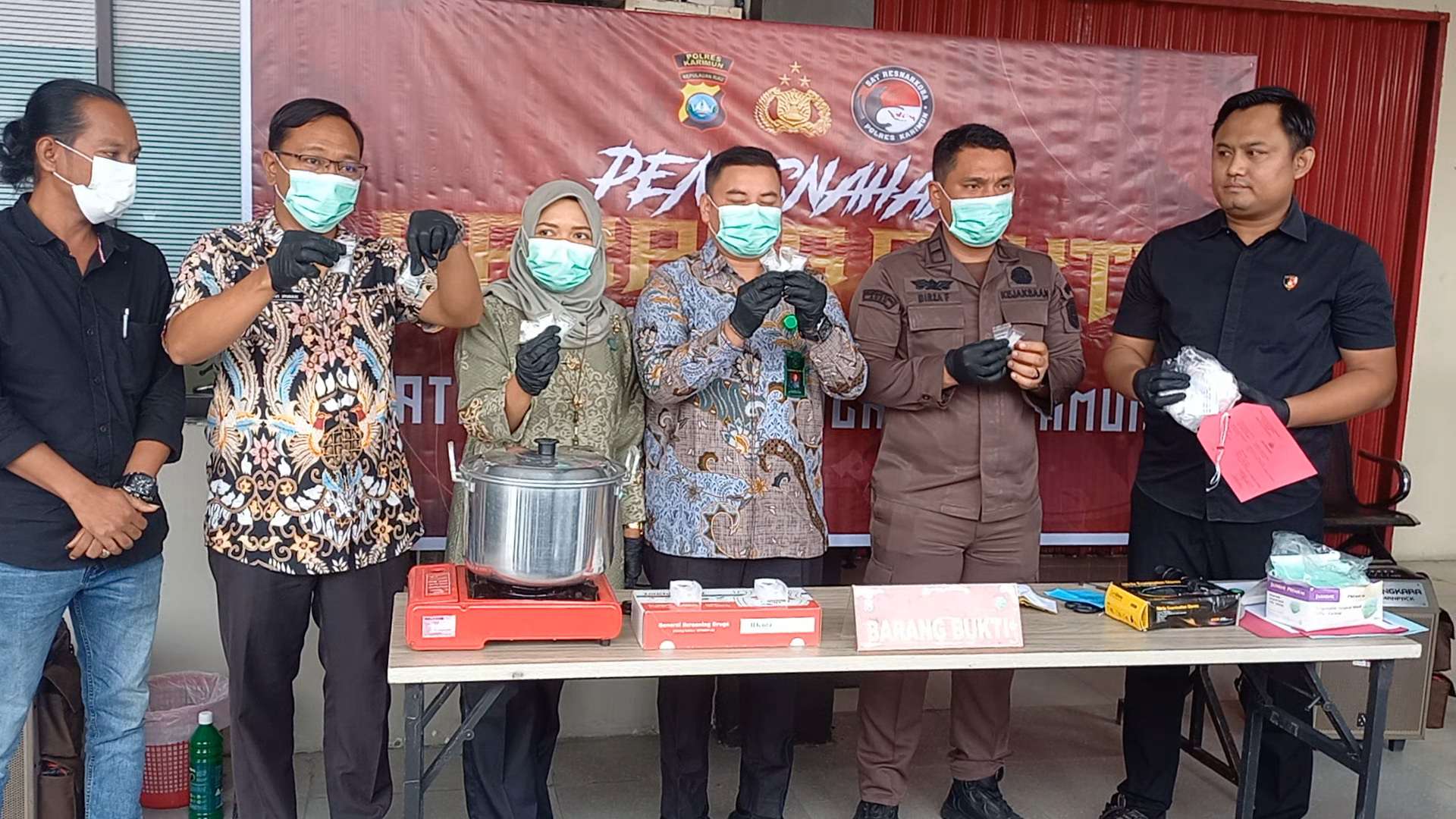 Polisi Rebus 83 Paket Sabu Hasil Penindakan dan Temuan Warga