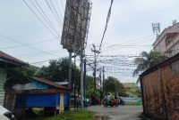 Billboard di Jalan A Yani Nyaris Tumbang, Pengendara Diminta Waspada