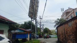Billboard di Jalan A Yani  Nyaris Tumbang, Pengendara Diminta Waspada