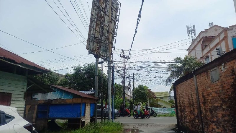 Billboard di Jalan A Yani  Nyaris Tumbang, Pengendara Diminta Waspada