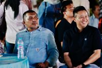 Wakil Bupati Karimun Rocky Marciano Bawole (kiri) dan Ketua DPD HIPMI Kepri Louis Loi (Kanan) berfoto bersama saat menghadiri Karimun Weekend Market di Kabupaten Karimun.