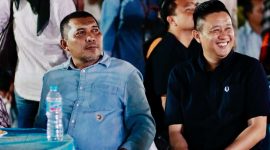 Wakil Bupati Karimun Rocky Marciano Bawole (kiri) dan Ketua DPD HIPMI Kepri Louis Loi (Kanan) berfoto bersama saat menghadiri Karimun Weekend Market di Kabupaten Karimun.