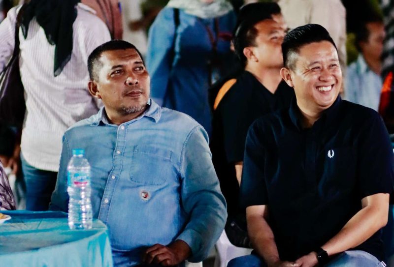 Wakil Bupati Karimun Rocky Marciano Bawole (kiri) dan Ketua DPD HIPMI Kepri Louis Loi (Kanan) berfoto bersama saat menghadiri Karimun Weekend Market di Kabupaten Karimun.
