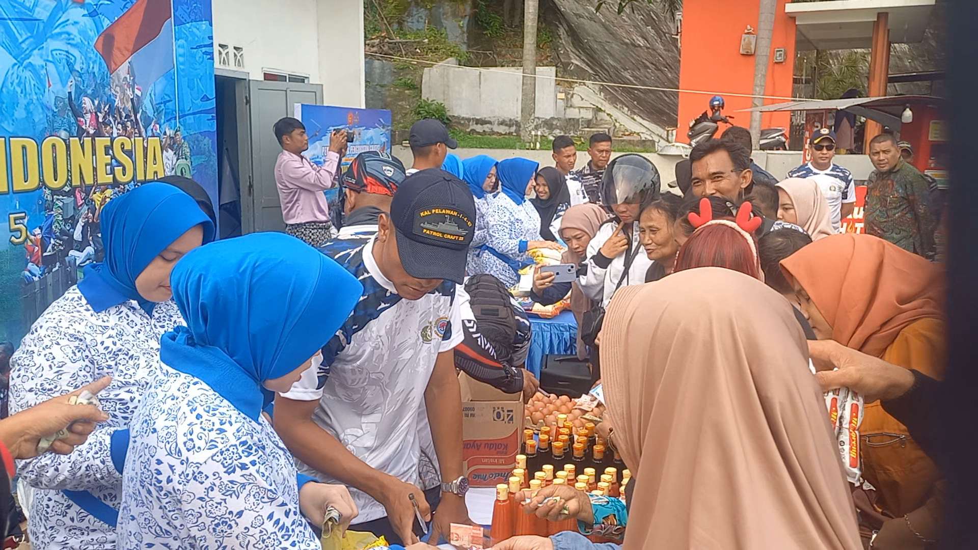 Semarak HUT ke-80 TNI, Lanal Tanjungbalai Karimun Gelar Pasar Murah