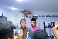 Ketua Satgas MBG Karimun Rocky Marciano Bawole didampingi Wakil Ketua Satgas MBG Karimun Sukriyanto Jaya Putra saat diwawancarai wartawan. FOTO: Eka Perdana Putra/Prokopim
