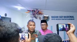 Ketua Satgas MBG Karimun Rocky Marciano Bawole didampingi Wakil Ketua Satgas MBG Karimun Sukriyanto Jaya Putra saat diwawancarai wartawan. FOTO: Eka Perdana Putra/Prokopim