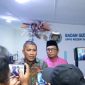 Ketua Satgas MBG Karimun Rocky Marciano Bawole didampingi Wakil Ketua Satgas MBG Karimun Sukriyanto Jaya Putra saat diwawancarai wartawan. FOTO: Eka Perdana Putra/Prokopim