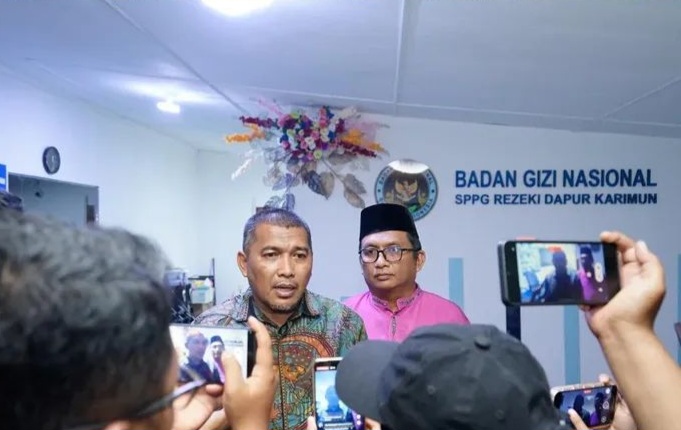 Ketua Satgas MBG Karimun Rocky Marciano Bawole didampingi Wakil Ketua Satgas MBG Karimun Sukriyanto Jaya Putra saat diwawancarai wartawan. FOTO: Eka Perdana Putra/Prokopim