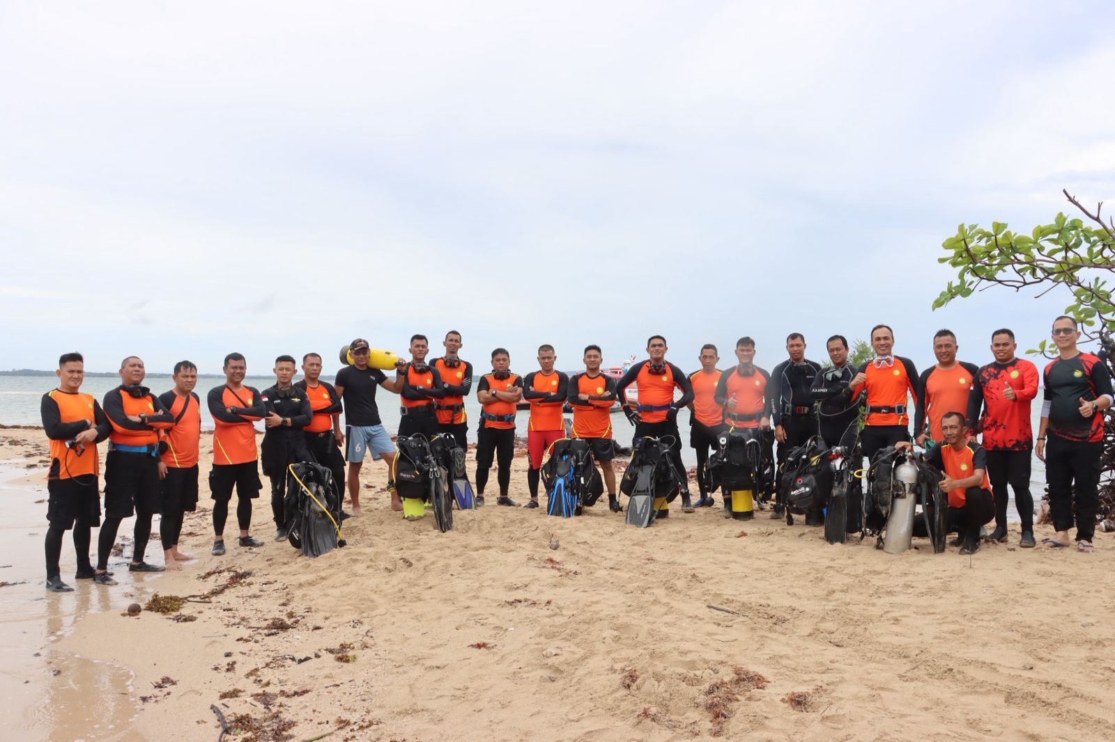 Rescuer Tanjungpinang Asah Keterampilan Penyelaman dan Pertolongan di Air