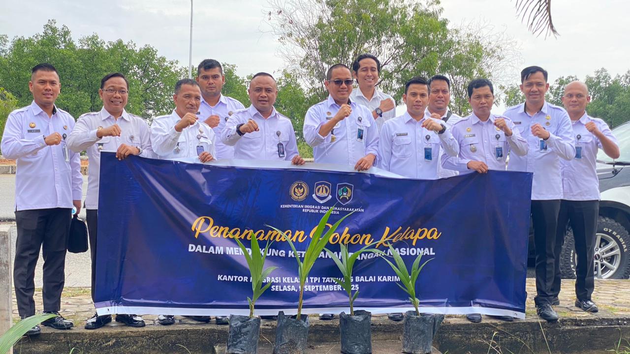 Rutan Karimun Tanam Pohon Kelapa Dukung Ketahanan Pangan dan Pelestarian Lingkungan.