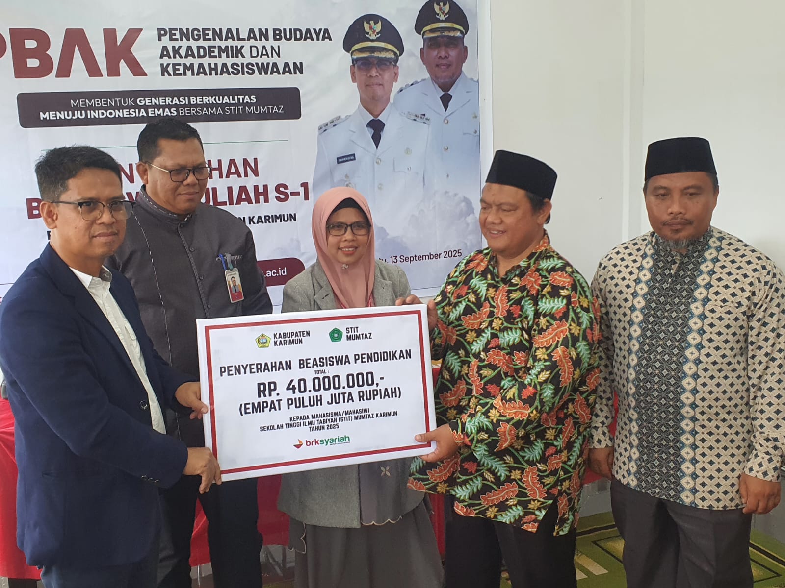 Bupati Iskandarsyah Salurkan Beasiswa untuk 20 Mahasiswa STIT Mumtaz Karimun.