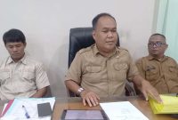 PLT Kadinkes Karimun (Tengah) didampingi Wakil Sekretaris Satgas MBG Karimun (Kanan) dan Koordinator BGN Karimun (Kiri) merilis hasil uji makanan bergizi gratis di SD 010 Meral.
