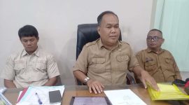 PLT Kadinkes Karimun (Tengah) didampingi Wakil  Sekretaris Satgas MBG Karimun (Kanan) dan Koordinator BGN Karimun (Kiri) merilis hasil uji makanan bergizi gratis di SD 010 Meral.