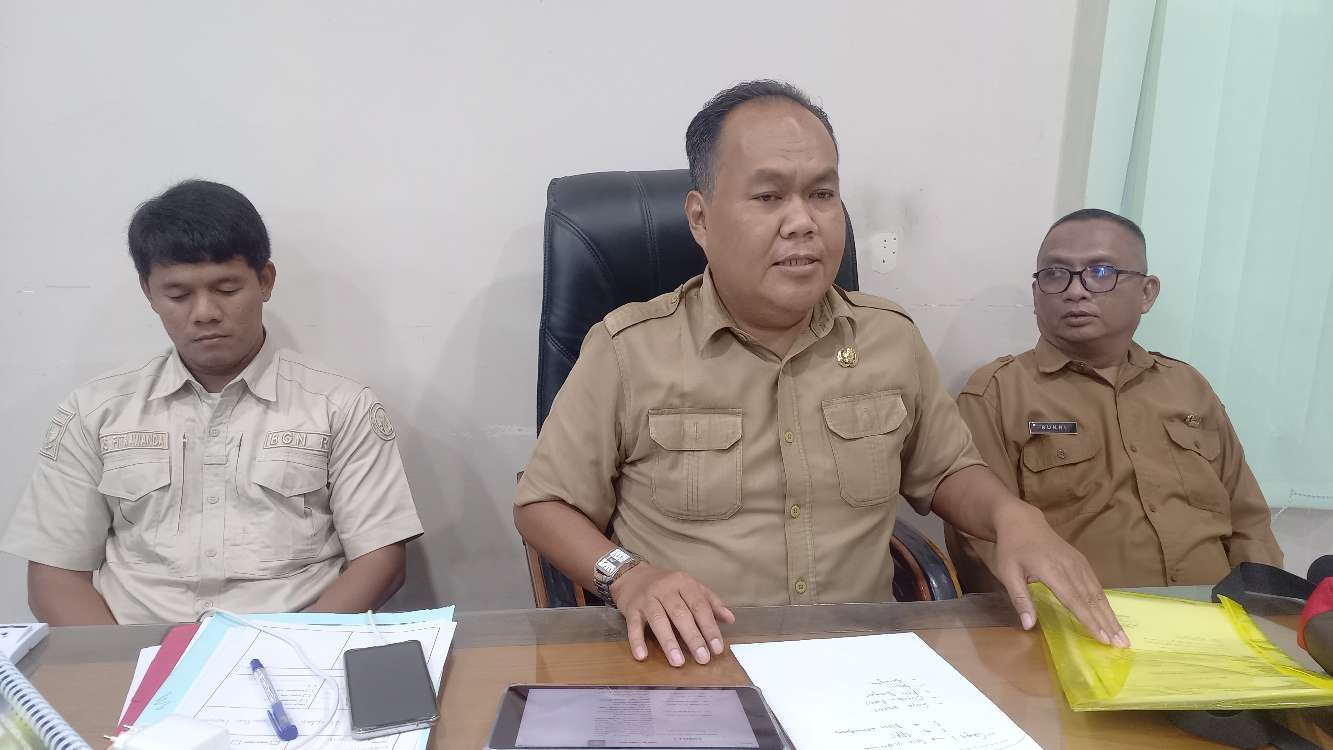 PLT Kadinkes Karimun (Tengah) didampingi Wakil  Sekretaris Satgas MBG Karimun (Kanan) dan Koordinator BGN Karimun (Kiri) merilis hasil uji makanan bergizi gratis di SD 010 Meral.