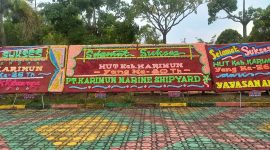 Penampakan Papan Bunga dari PT KMS yang salah menuliskan usia Kabupaten Karimun.