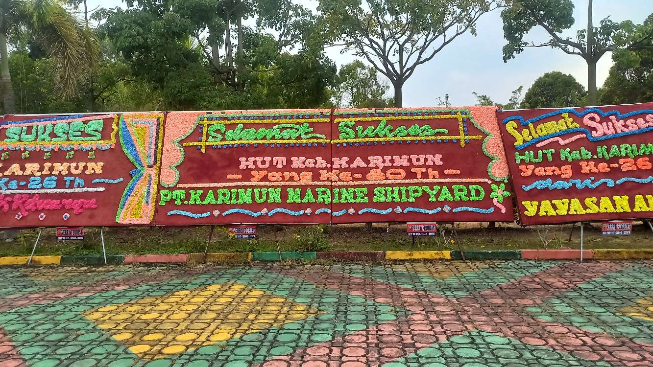 Penampakan Papan Bunga dari PT KMS yang salah menuliskan usia Kabupaten Karimun.