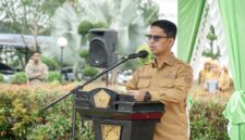 Bupati Karimun Iskandarsyah Memimpin Upacara Hari Jadi Otonomi Daerah Karimun ke-26. FOTO: Rian/Prokopim
