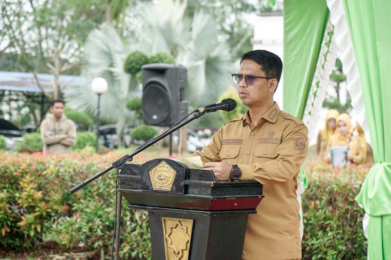 Bupati Karimun Iskandarsyah Memimpin Upacara Hari Jadi Otonomi Daerah Karimun ke-26. FOTO: Rian/Prokopim