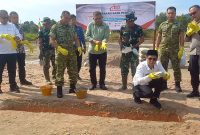 Bupati melakukan peletakan batu pertama pembangunan Gerai dan Gudang Koperasi Merah Putih di Kelurahan Darussalam. FOTO: ricky/kepriheadline.id